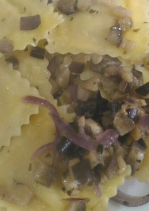 Foto di Ravioli al tonno e cipolle,con melanzana spadellata