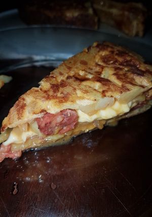 Una foto de Tortilla de papa rellena