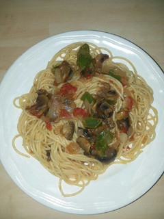 Una foto de Espaguetis con champiñones y verduras