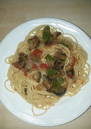 Una foto de Espaguetis con champiñones y verduras