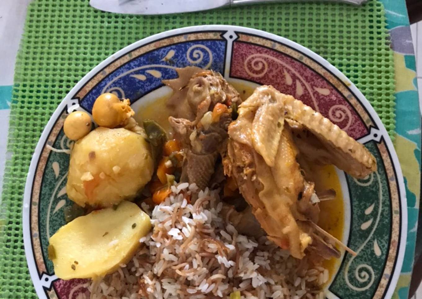 Almuerzo con guiso de gallina de campo