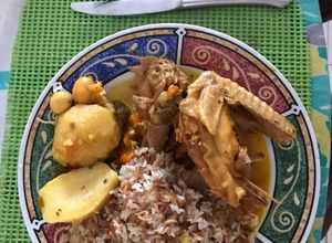 Una foto de Almuerzo con guiso de gallina de campo