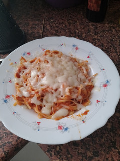 Una foto de Tallarines con tomate y queso