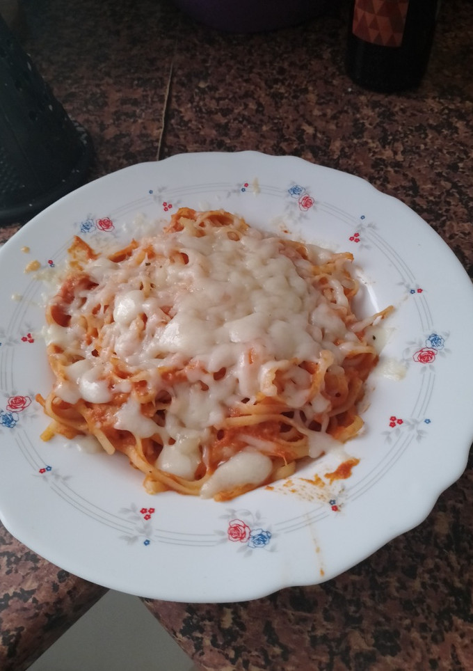 Una foto de Tallarines con tomate y queso