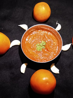 ટોમેટો ગાર્લિક ચટણી(Tomato Garlic Chutney Recipe in Gujarati) રેસીપી મુખ્ય ફોટો