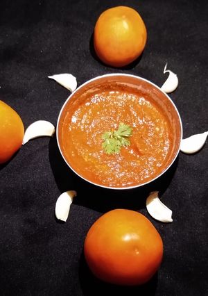 ટોમેટો ગાર્લિક ચટણી(Tomato Garlic Chutney Recipe in Gujarati) રેસીપી મુખ્ય ફોટો