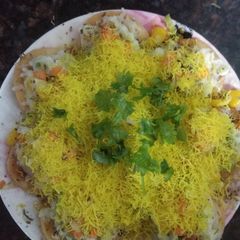 A picture of Indian pizza style sevpuri.