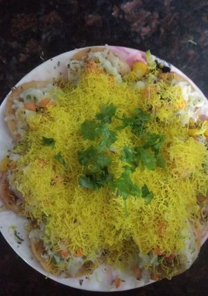 A picture of Indian pizza style sevpuri.