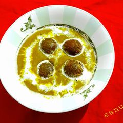 A picture of Matar Kofta in Green Gravy.