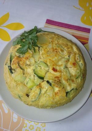 Una foto de Tortilla de calabacín con soja y curry