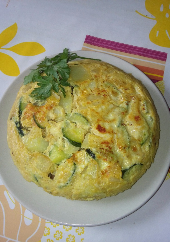 Una foto de Tortilla de calabacín con soja y curry