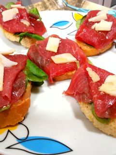 Una foto de Tostas de carpaccio