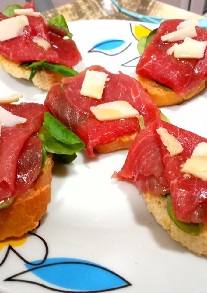 Una foto de Tostas de carpaccio