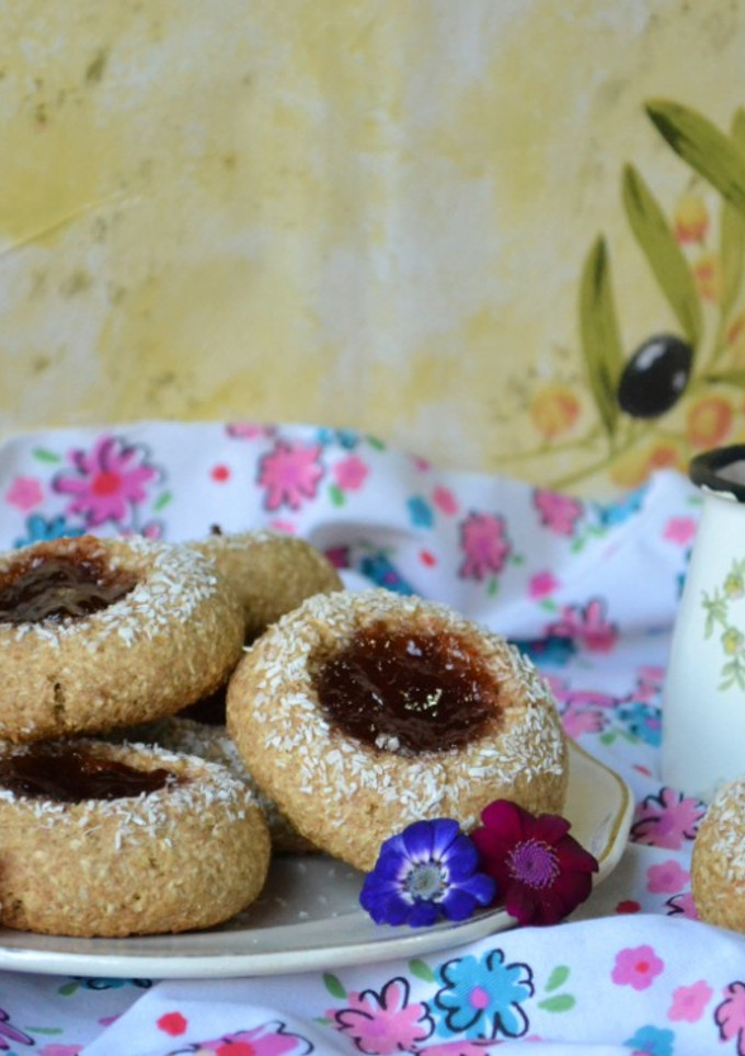 Una foto de Pepas de coco y mermelada de frutilla😋