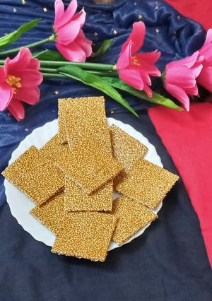 તલ ની ચીકી (Til Chikki Recipe In Gujarati) રેસીપી મુખ્ય ફોટો