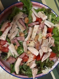 Una foto de Ensalada de pollo con York y almendras