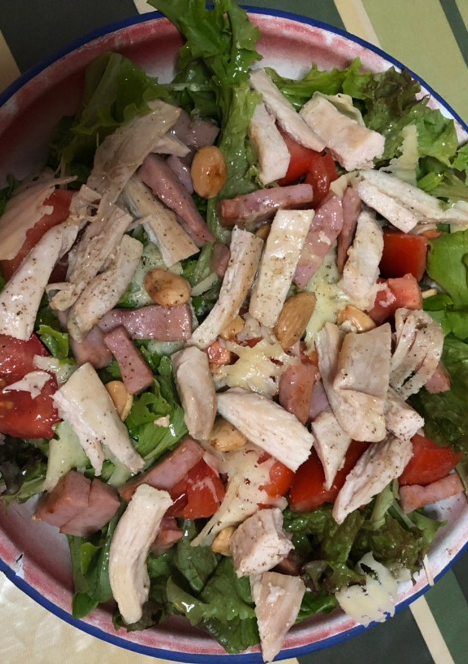 Una foto de Ensalada de pollo con York y almendras