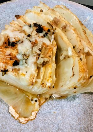 Una foto de Col asada con queso crema