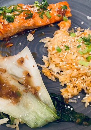 Une photo de Saumon sauce Firecracker et Pakchoï sauté au gingembre