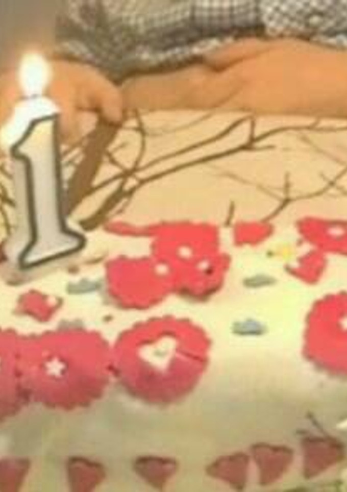 Una foto de Tarta de zanahoria y nueces con fondant