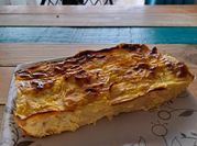 Una foto de postres con peras