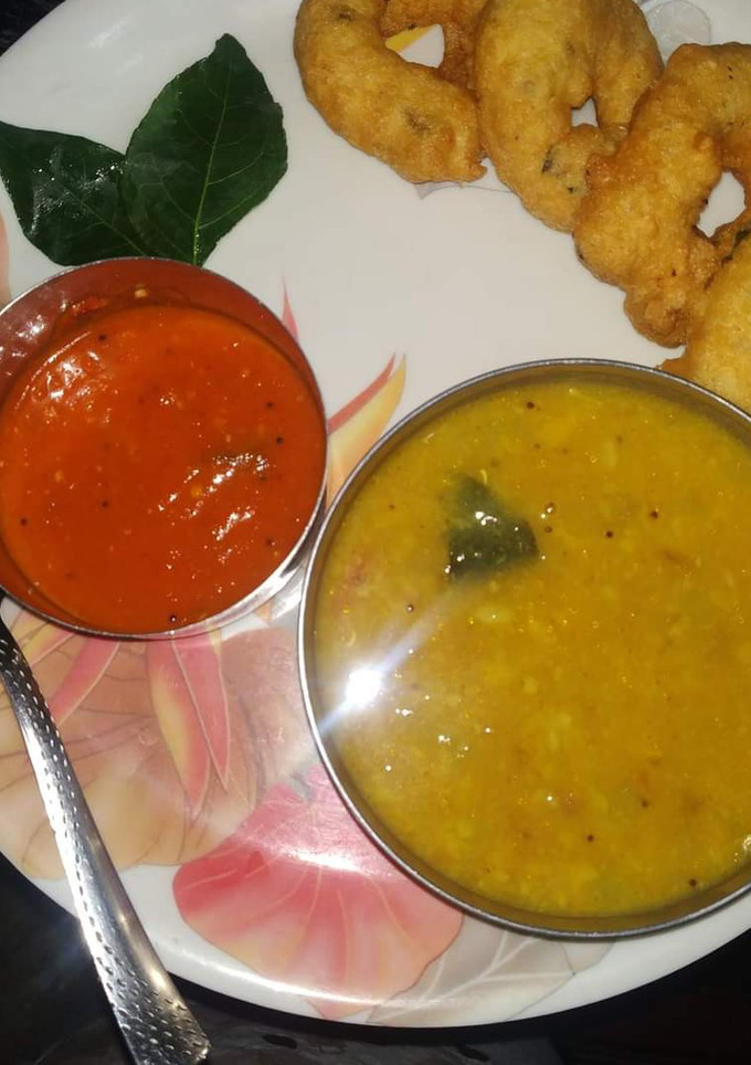 A picture of Medu vada with sambar.