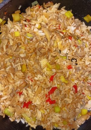 Una foto de Salteado de arroz y hongos gírgolas