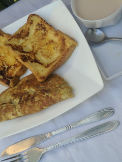 A picture of French toast, omelette and tea.
