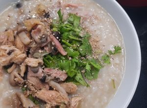 Hình của món Cháo gà nấm.