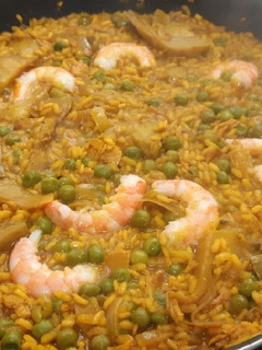 Una foto de Arroz integral de verduras y langostinos