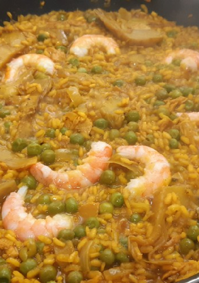 Una foto de Arroz integral de verduras y langostinos