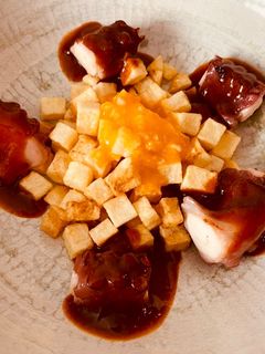 Una foto de Pulpo con salsa de pimentón de La Vera