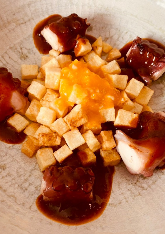 Una foto de Pulpo con salsa de pimentón de La Vera