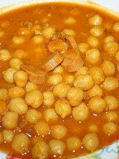 Una foto de Garbanzos con salchichas y jamón