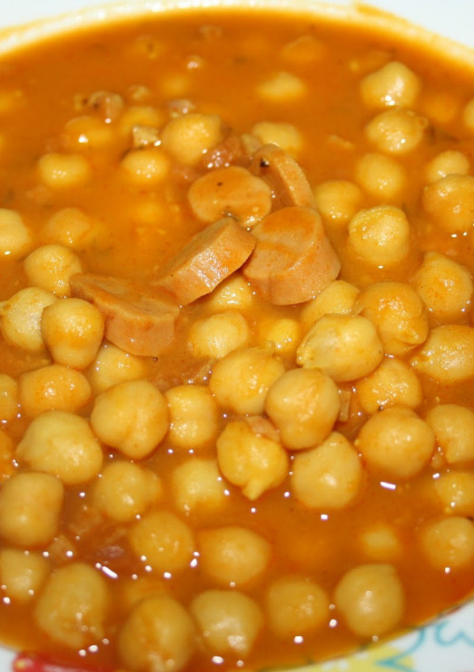 Una foto de Garbanzos con salchichas y jamón