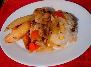 Una foto de Pollo a las finas hierbas con arroz y papas salteadas