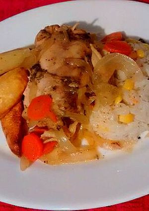 Una foto de Pollo a las finas hierbas con arroz y papas salteadas