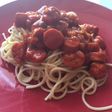Spaghetti con salsa y salchichas
