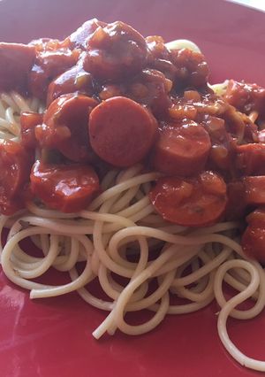 Una foto de Spaghetti con salsa y salchichas