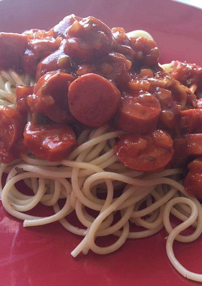 Una foto de Spaghetti con salsa y salchichas