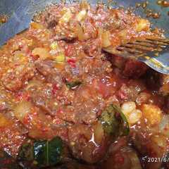 A picture of Oseng mercon daging tetelan.