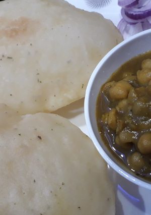 A picture of Chole bhature.