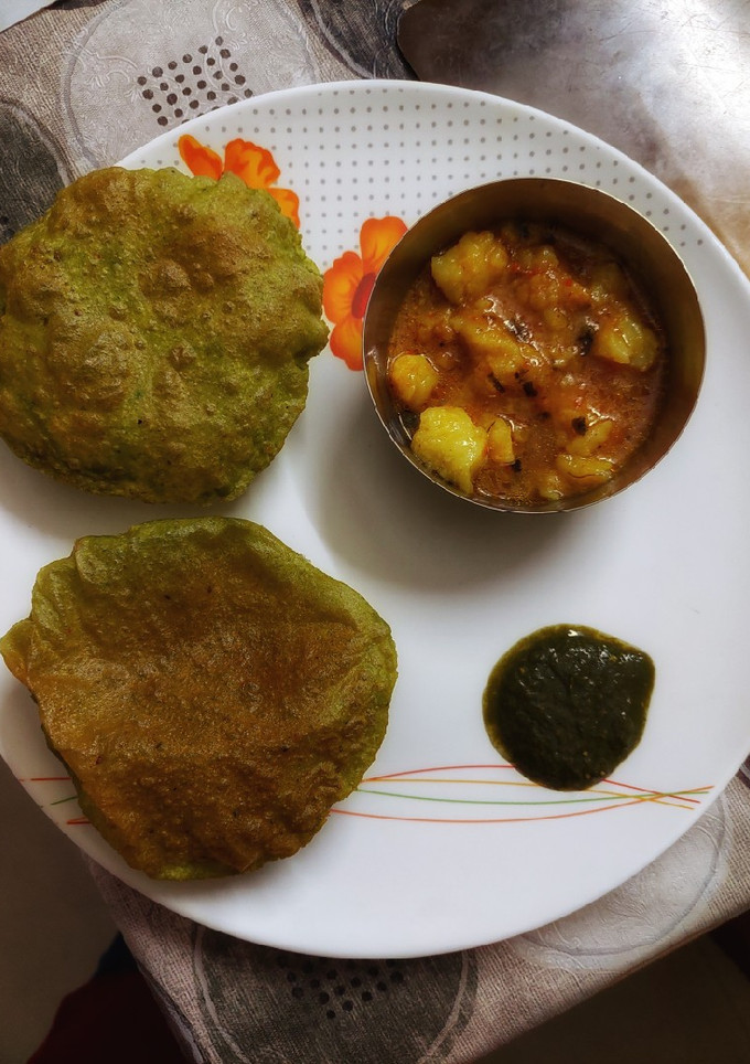मेथी की पूरी (methi ke poori recipe in Hindi) रेसिपी मुख्य फोटो