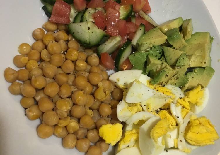 Chickpeas, boiled eggs, avocado with cucumber & tomatoes