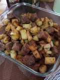 Cubos de carne con ajo y papas