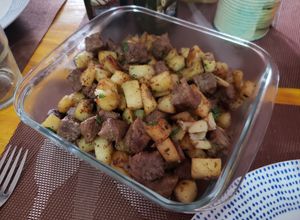 Una foto de Cubos de carne con ajo y papas