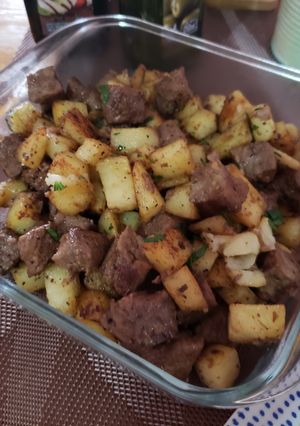 Una foto de Cubos de carne con ajo y papas