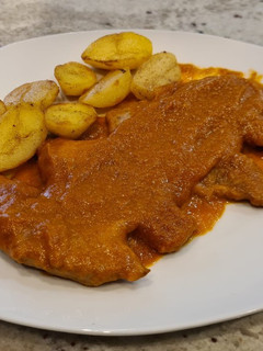 Una foto de Escalopines de ternera en salsa de pimientos y tomate