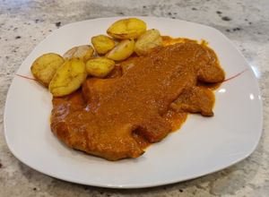 Foto principal de Escalopines de ternera en salsa de pimientos y tomate
