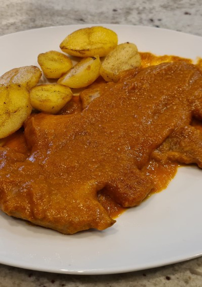 Una foto de Escalopines de ternera en salsa de pimientos y tomate